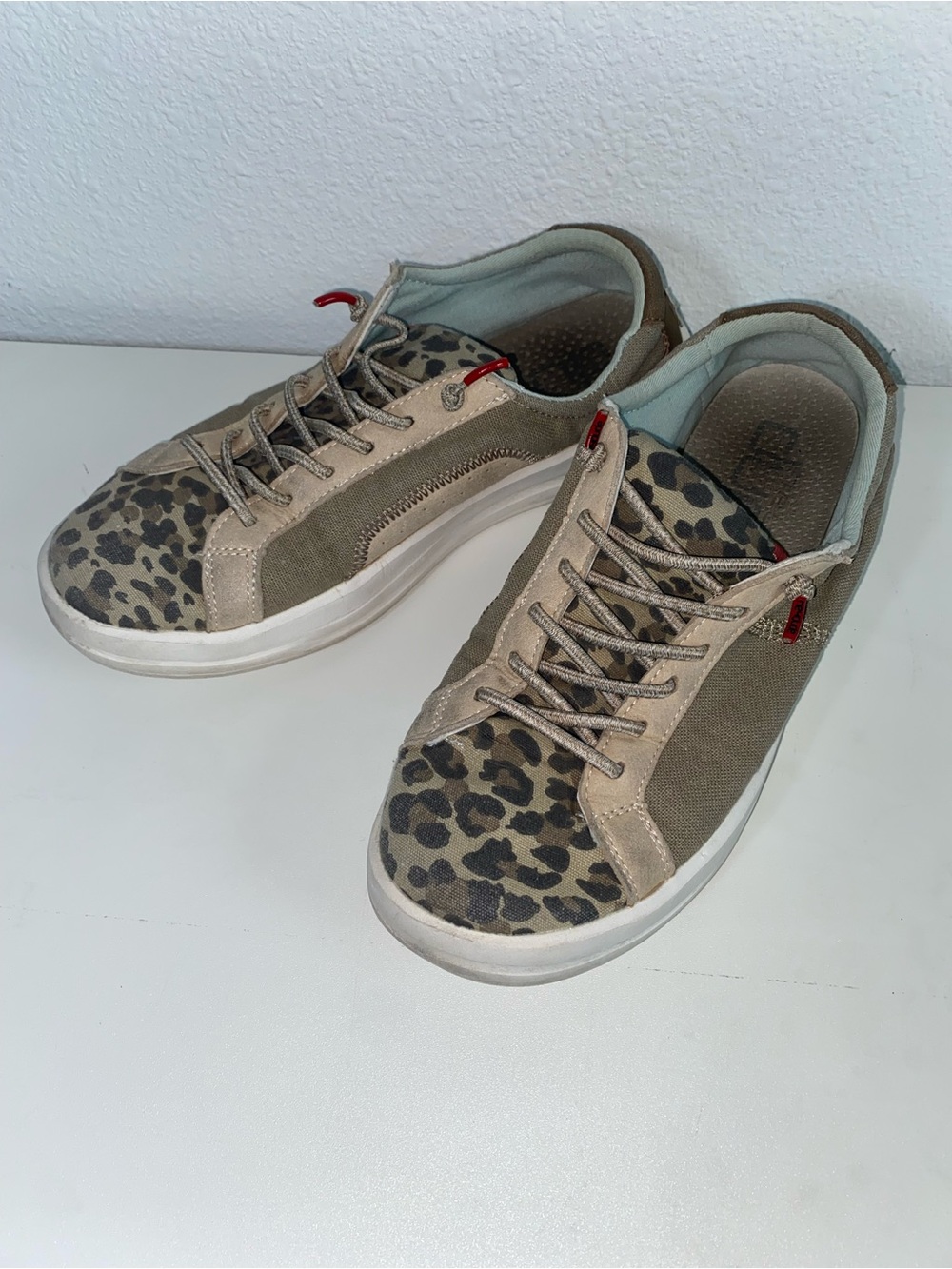 SZ 8 Women's Leopard Print Lace-Up Fashion Sneakers, Hey Dude shoes - Picture 5 of 5